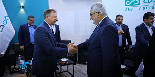 دیدار علاءالدین بروجردی با برات کریمی در غرفه بانک دی